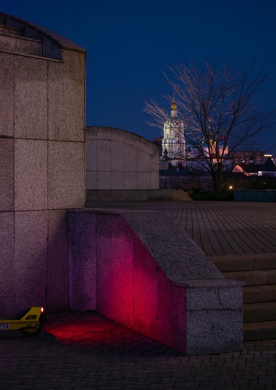 москва, вечер, самокат, свет, цвет, храм Забытый самокат фото превью