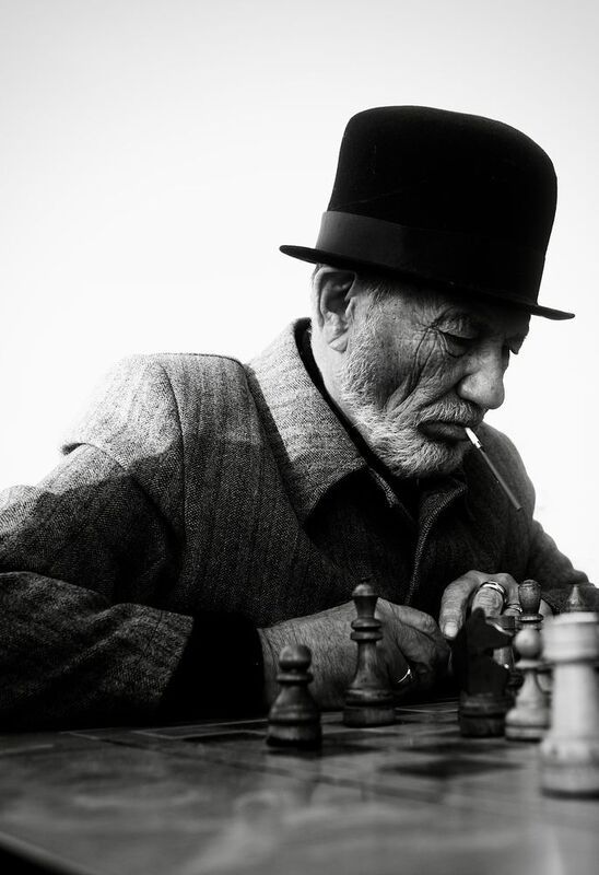мужской портрет, прохожий, жанровое фото, мужчина, портрет Уличный шахматист фото превью