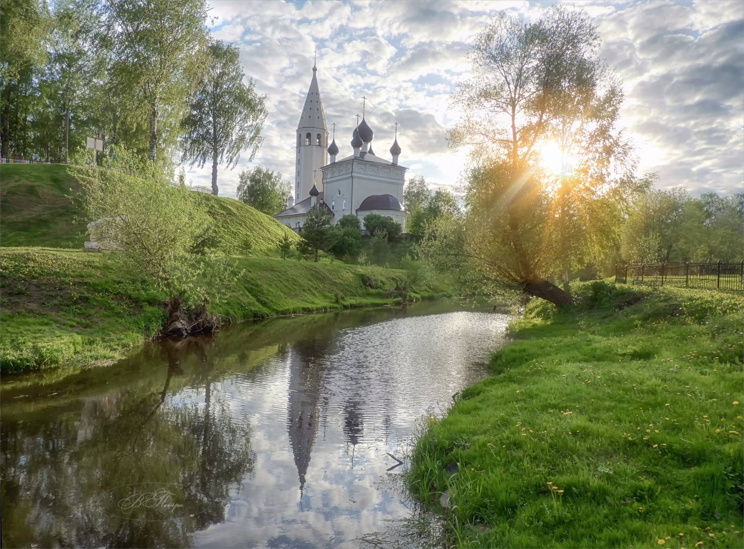 церковь река отражение солнце облака деревья, Вера Петри