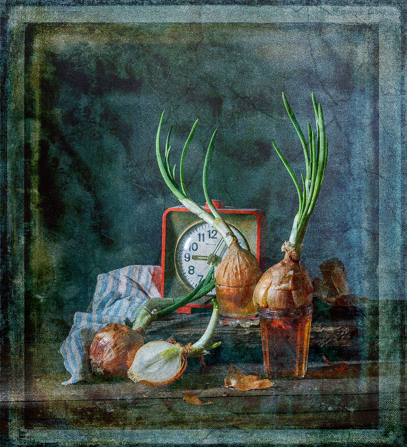 лук, зеленые перья, будильник, весна, стопка, Алексей Бычков