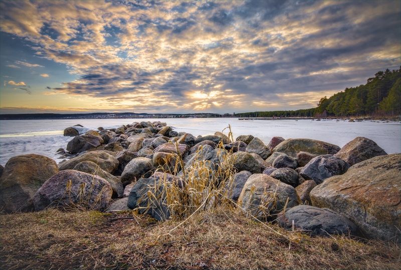 облака закат снег озеро камни валуны Вечер в Карелии в начале весны фото превью