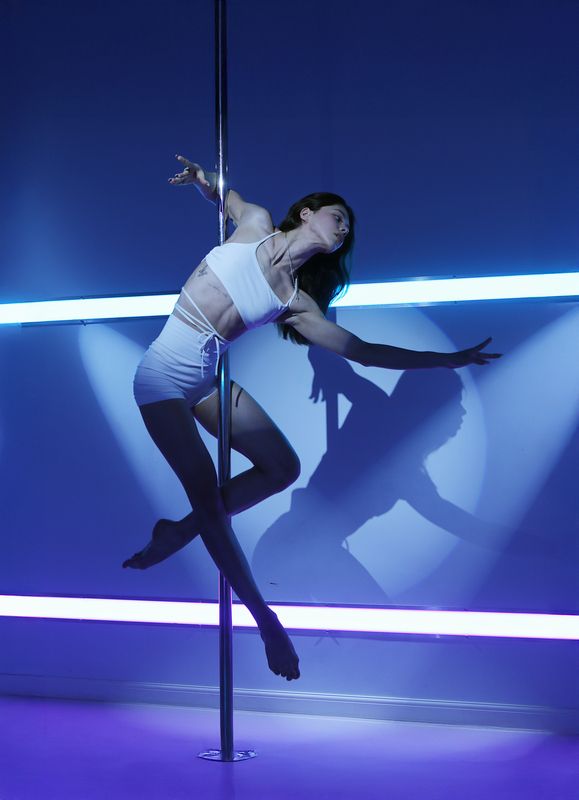 Пилонистка фото превью