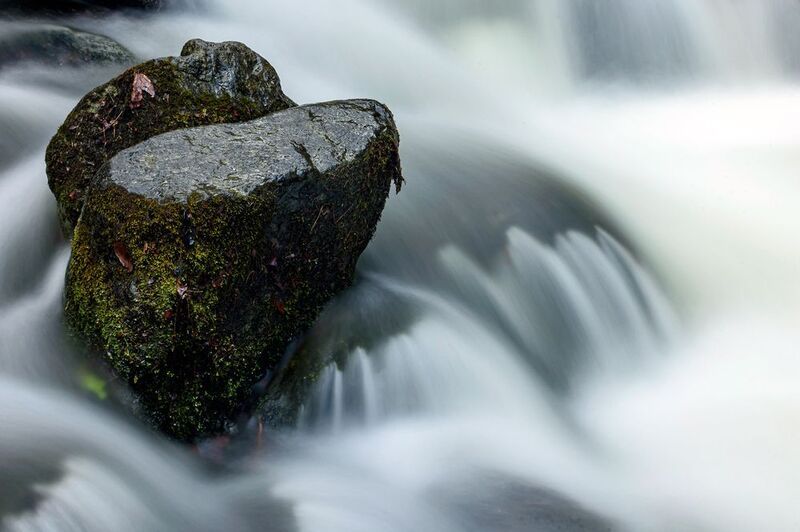 малка река в планината фото превью
