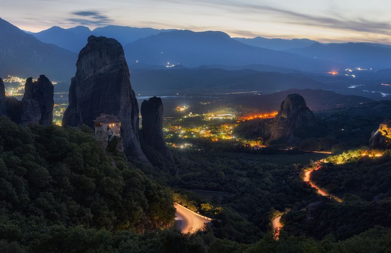 вечер,ночь, облака, природа, зелень, горы, холмы, монастырь, метеора, метеоры, греция, evening, night, trees, rock, rocks, hills, monastery, monasteries, meteora, greece Поздний вечер на Метеорах / Late evening in Meteora фото превью