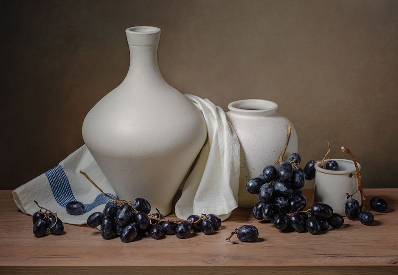 фрукты,ваза С фруктами и белой вазой фото превью