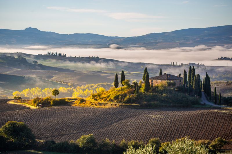 Тоскана. Знаменитый домик в лучах утреннего солнца фото превью