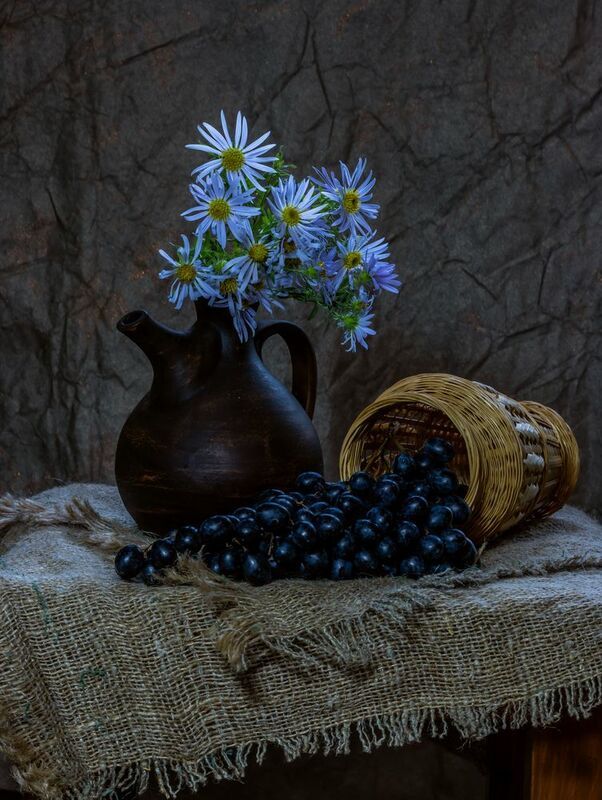 кувшин, виноград, ромашки, корзинка  Виноград и ромашки фото превью