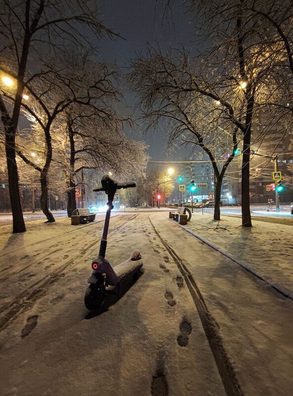 Одинокий самокат под снегом фото превью