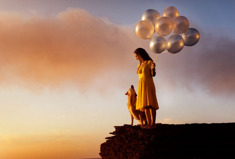 dogs,pets,golden,hour,flowers,backlight,camp,labrador,retriever,puppy,natural light,photography,portrait,warm,colors,smile,outdoor,fun,woman,friendship,balloon Maggie&Patricia фото превью