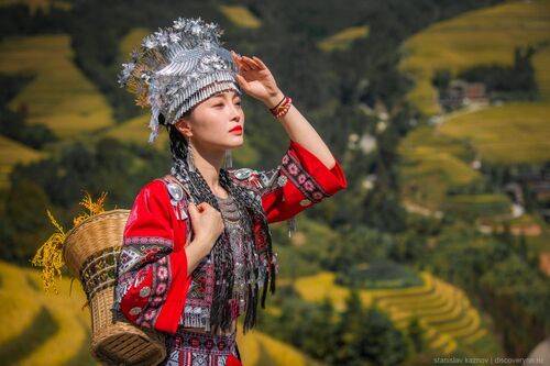 Девушка на рисовых террасах Lonji