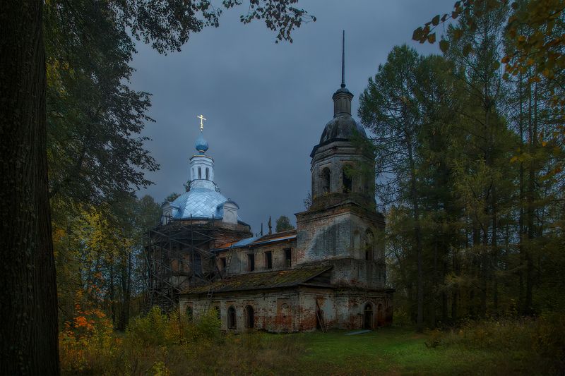 церковь, осень, храм, пасмурно Новая жизнь старых стен фото превью