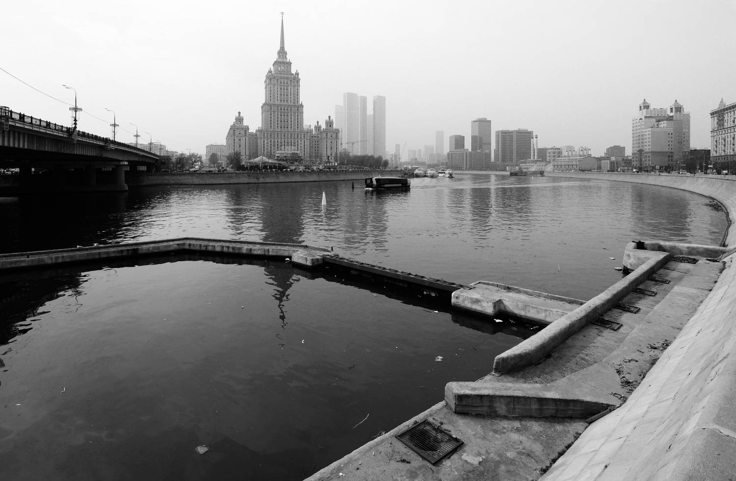 Москва-река, гостиница Украина, МДЦ, дымка, водосток, речной трамвайчик, Дмитрий Ткаченко