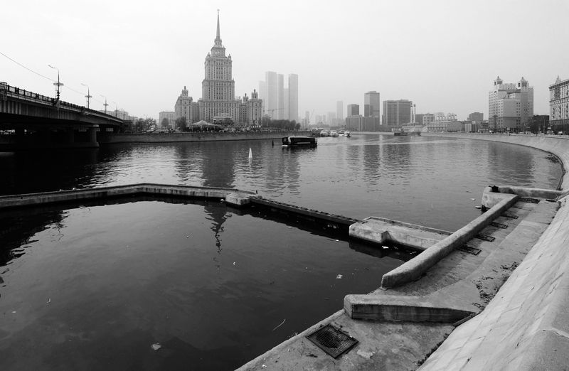Москва-река, гостиница Украина, МДЦ, дымка, водосток, речной трамвайчик  фото превью