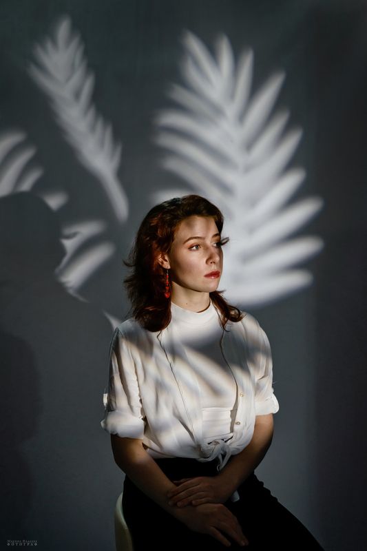 портрет, девушка, игра света, маска гобо Игра света фото превью