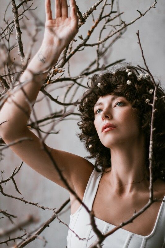 женский портрет в студии  фото превью