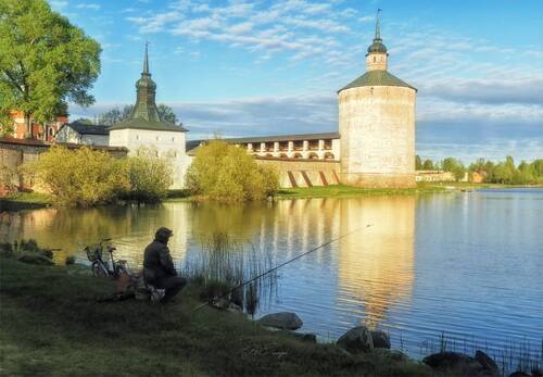 У древних стен