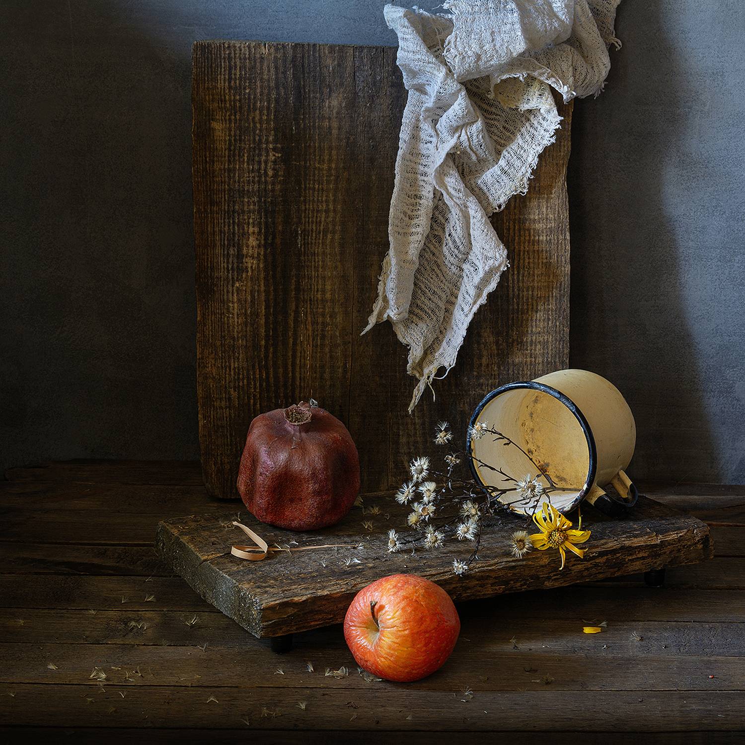 яблоко, гранат, цветы, доски, марля, натюрморт, Алексей Бычков