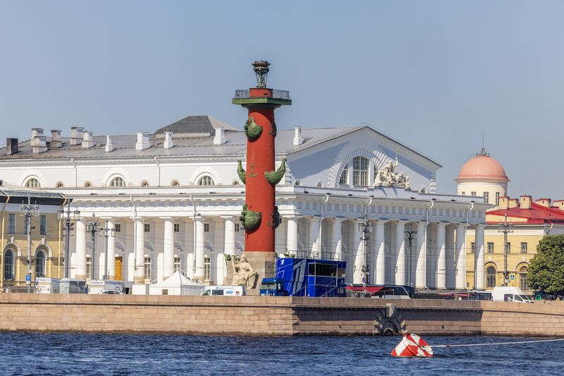 Здание Биржи и Ростральная колонна в Санкт-Петербурге фото превью