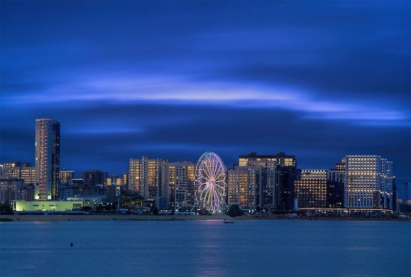 Город, Казань, колесо обозрения, здания, вечер Аквапарк Ривьера фото превью