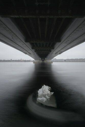 Нева под Невским и льдина