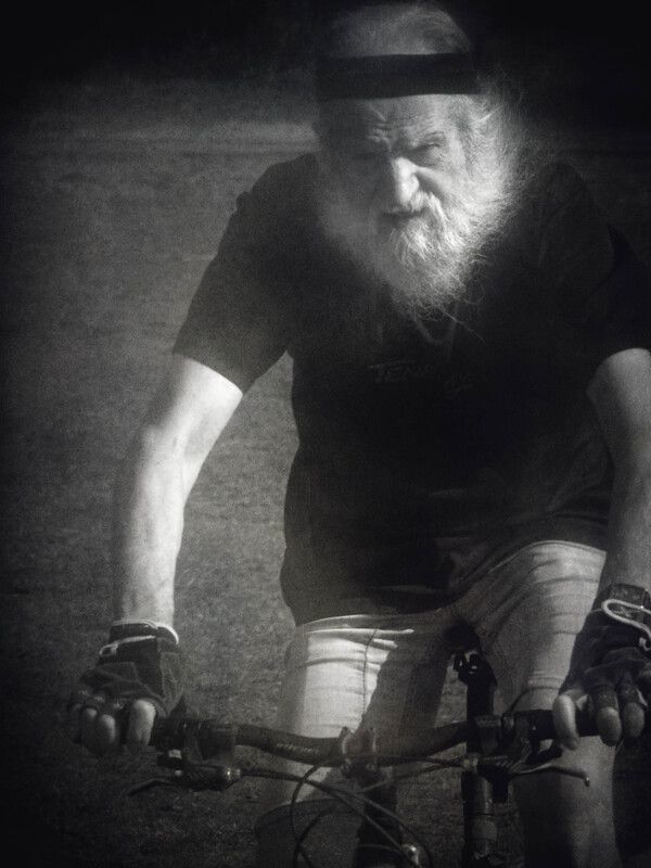 чб, портрет, велосипедист Велосипедист. фото превью