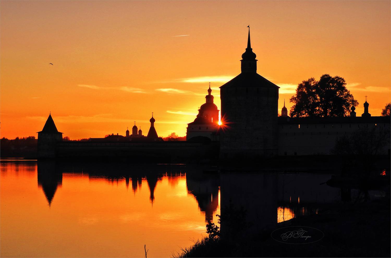 закат силуэты церквей, Вера Петри