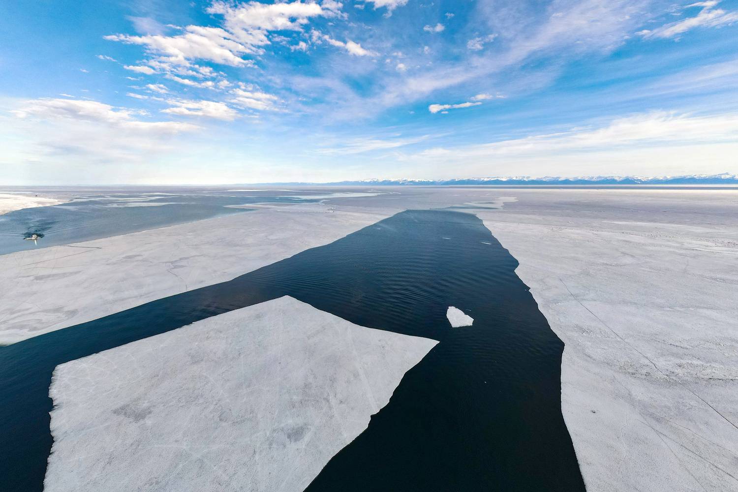 байкал в апреле, байкал весной, байкал с высоты, Буянов Илья