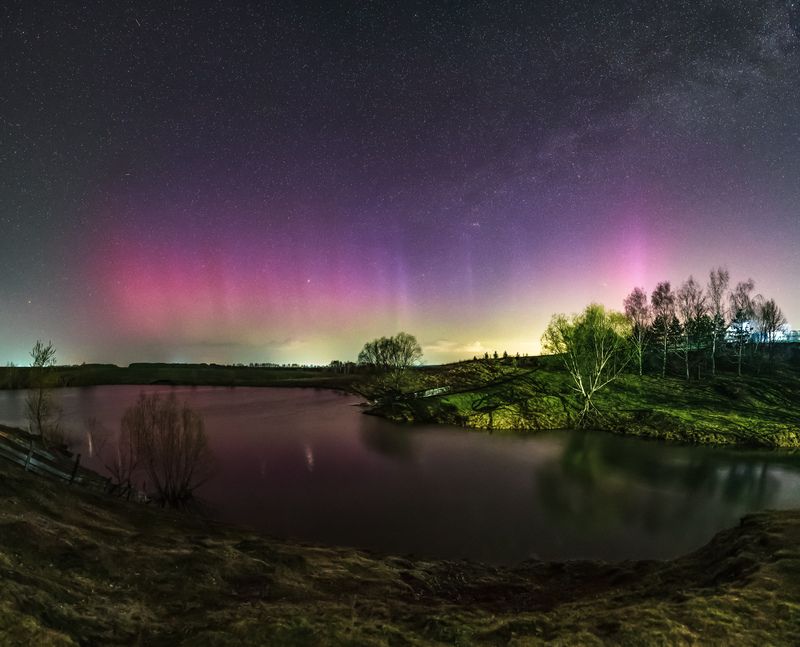Полярное сияние и весенний млечный путь фото превью