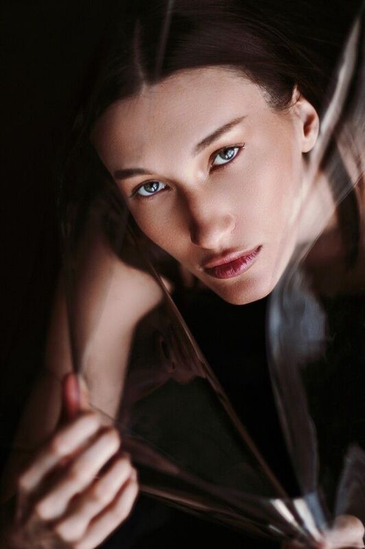 женский портрет в студии Окружена фото превью