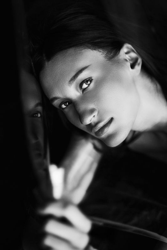 женский портрет в студии Окружена фото превью