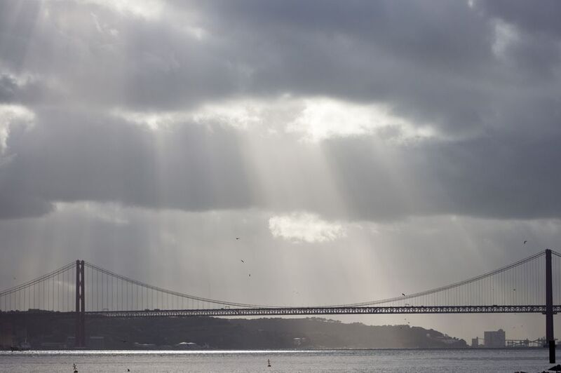 photography,travel,clouds,rays,lisboa,brigde,water,city,landscape,mood,outdoor,nature, Lisboa фото превью