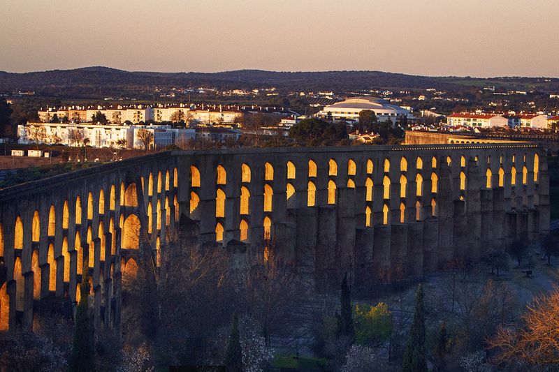photography,travel,clouds,rays,lisboa,brigde,water,city,landscape,mood,outdoor,nature,architecture,sunsire,blue,sky,aqueduct,history,portugal,elvas aqueduto da amoreira фото превью