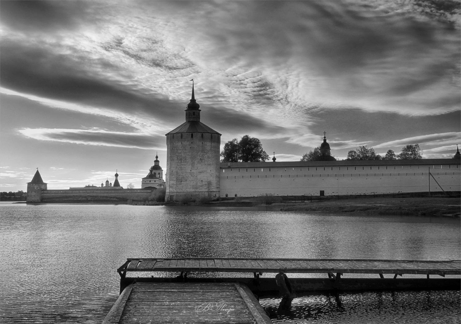 стена церкви озеро причал, Вера Петри