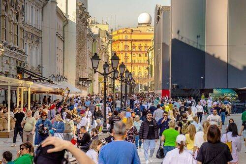 Воскресный день на Никольской улице в Москве
