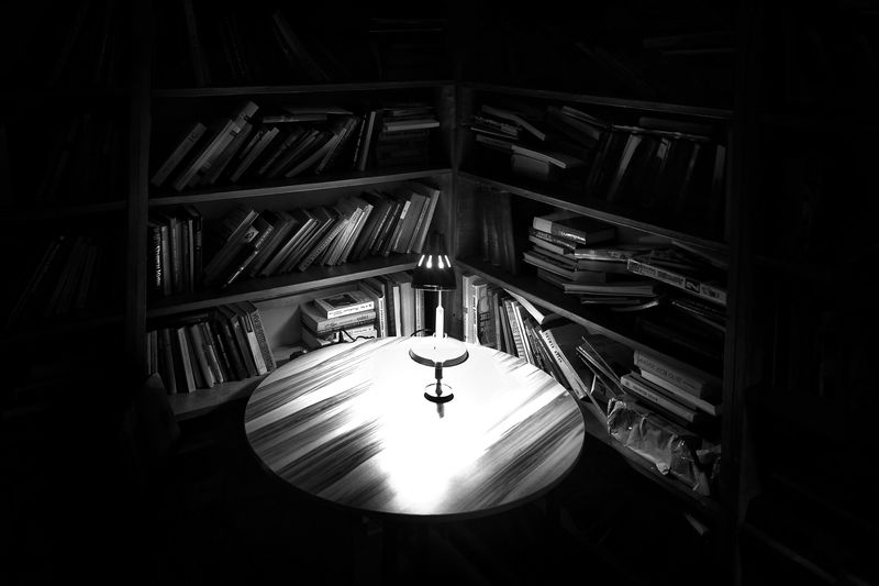 книги, лампа, свет Наедине с ними фото превью