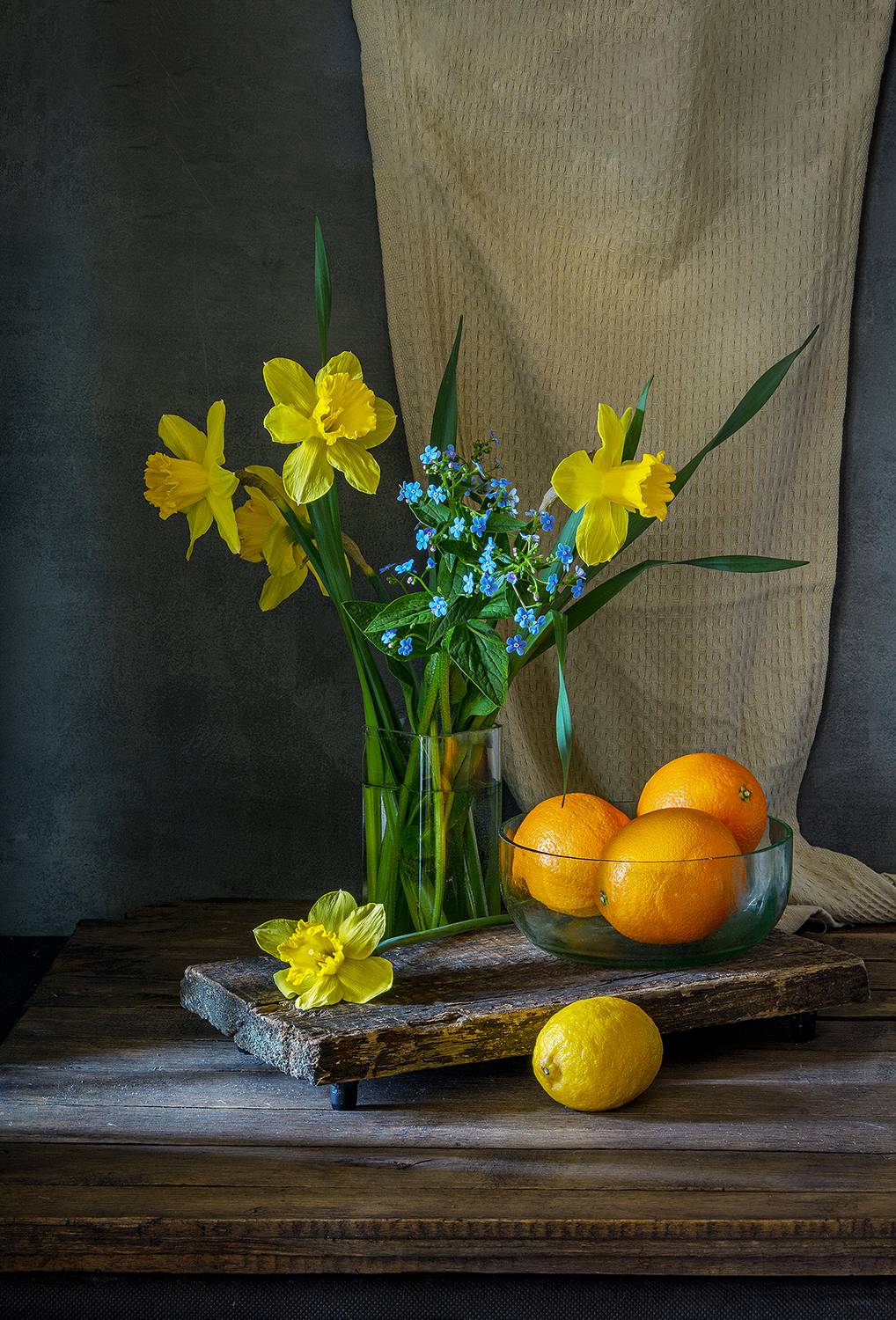 цветы, нарциссы, незабудки, мандарины, лимон, ваза, натюрморт, Алексей Бычков