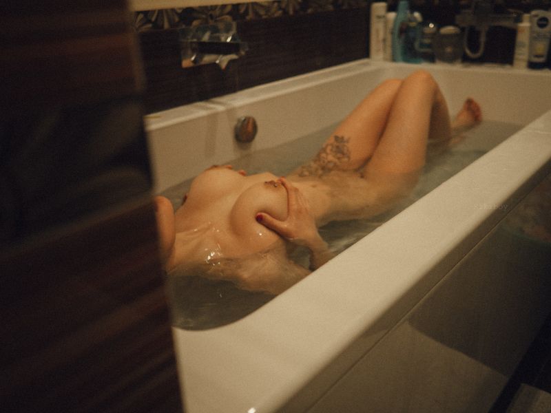 Девчонка принимает ванну, это понятно по фотографии фото превью