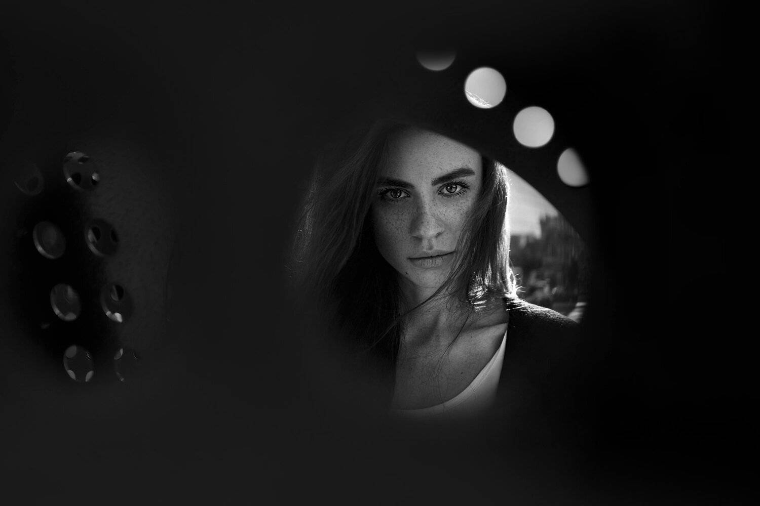 глаза, веснушки, чб,решетка, геометрия,блики, отражение,eyes, freckles, BW, lattice, geometry, reflections, reflection, Александра Маркварт