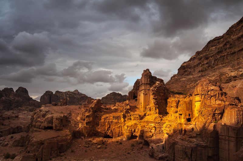 гробницы, иордания, пейзаж, петра, пустыня, скалы Луч света в темном царстве фото превью