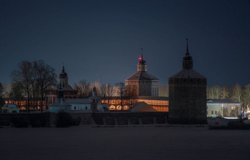 Чёрная башня фото превью