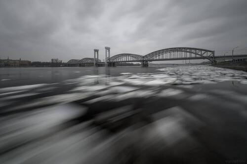 Финляндский железнодорожный мост и невский ледоход