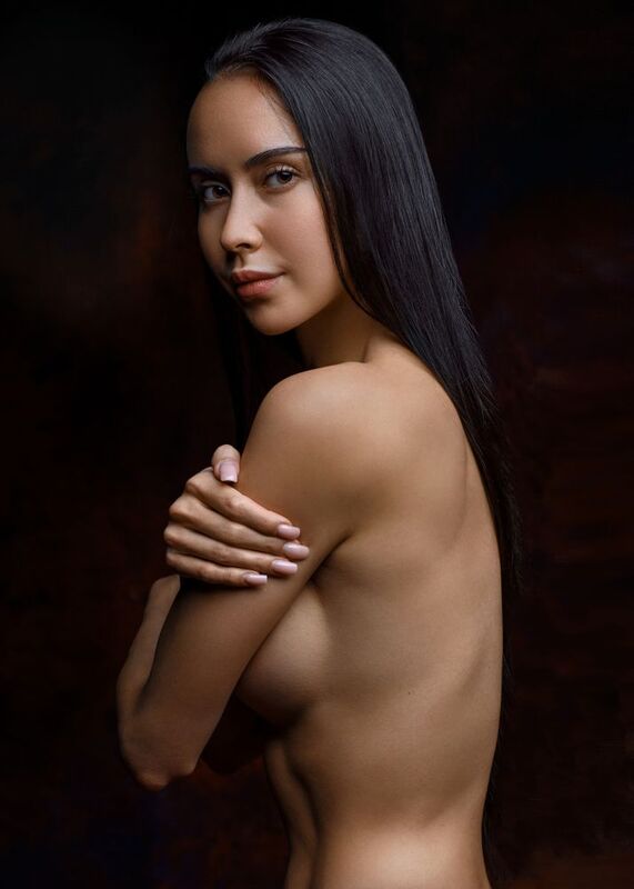 портрет девушка студия красота грудь взгляд тело Таня фото превью