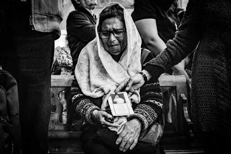 iglesias, iglesia, church, churches, streetphotography, street, fotografía callejera, bastian cifuentes araya, periodista furioso, streetphoto, street photo, street photography, papa francisco, MUJER LLORA EL FALLECIMIENTO DEL PAPA FRANCISCO фото превью