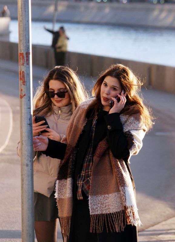 Берсеневская набережная, девушки, облизнуться Вкусное предложение фото превью