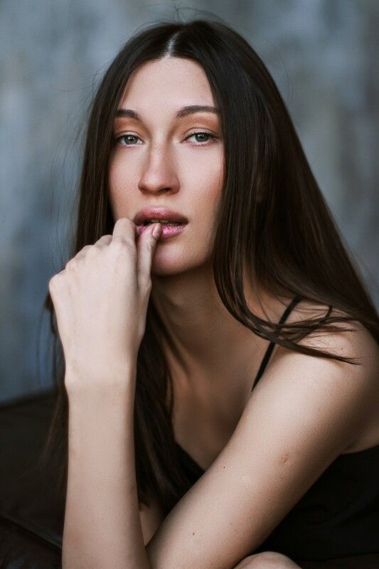 женский портрет в студии Дарья фото превью