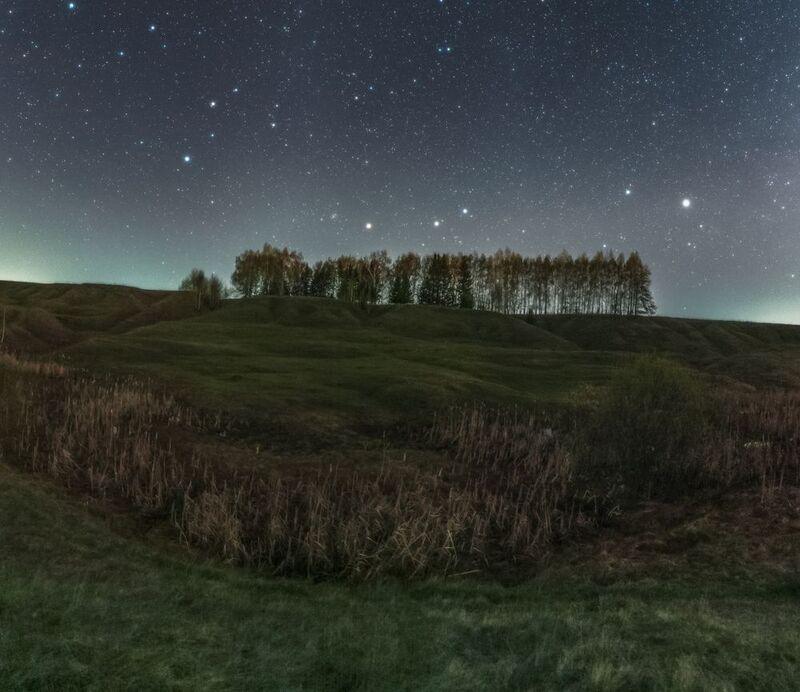 Звёздное небо в холмистом овраге фото превью