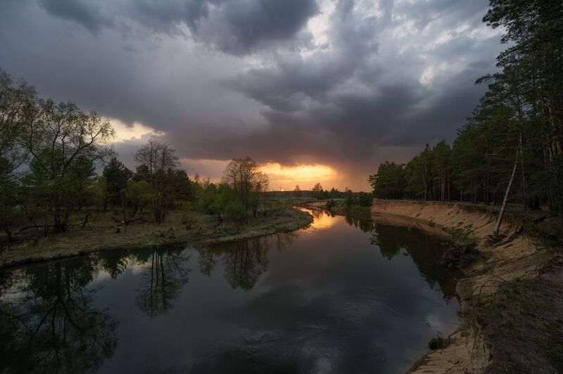 вечер,закат,река,небо,облака,тучи,отражение,свет тревожный закат фото превью