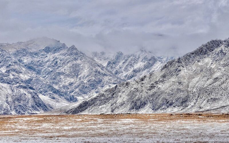 Ночью выпал снег и припудрил горы фото превью