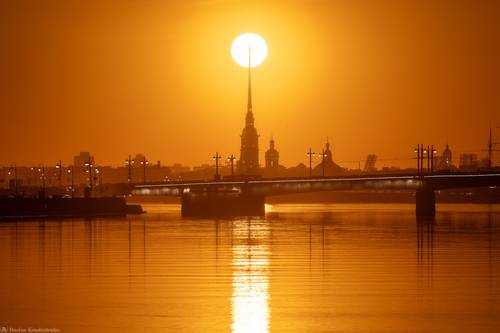 Закат за Петропавловской крепостью