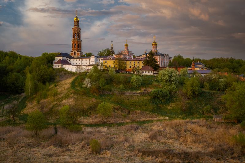 россия, пощупово, весна, рязанская область, храм, церковь, православие, деревня, монастырь, вечер, колокольня, тучи На закате фото превью